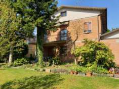 Foto Casa indipendente di 300 m con pi di 5 locali e box auto doppio in vendita a Bomporto