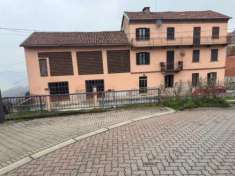 Foto Casa indipendente di 300 m con pi di 5 locali e box auto in vendita a Mongardino