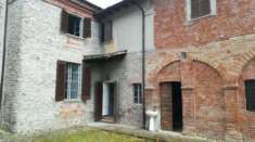 Foto Casa indipendente di 350 m con 4 locali e posto auto in vendita a Pianello Val Tidone