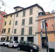 Foto Casa indipendente di 421 m con pi di 5 locali e box auto in vendita a Brescia