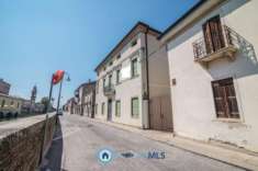 Foto Casa indipendente di 700 m con pi di 5 locali e box auto doppio in vendita a Battaglia Terme