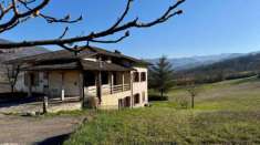 Foto Casa indipendente in vendita a Villa Minozzo - 10 locali 254mq