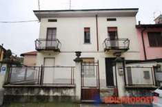 Foto Casa Indipendente su Due Livelli con Area Esterna