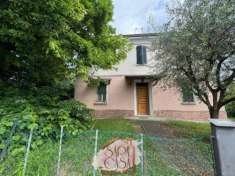 Foto Casa monofamiliare con servizi e giardino esclusivo, in posizione centrale