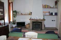 Foto Casa singola con due appartamenti, soffitta e magazzino al piano terra.