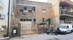 Foto casa singola con garage e giardino