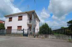 Foto Casa singola con giardino da ristrutturare