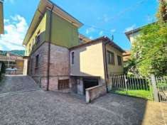 Foto Casa singola con locale commerciale, giardino e box doppio