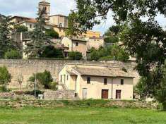 Foto Casa singola in Vendita, pi di 6 Locali, 275 mq, Spello
