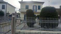 Foto Casa singola in Vendita, pi di 6 Locali, 3 Camere, 170 mq (AZZA
