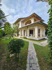 Foto Casa singola in Vendita, pi di 6 Locali, 400 mq (Carrara)