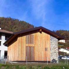 Foto Casa singola nuova ad uso deposito con vista lago