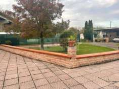 Foto Casa trifamigliare con giardino e garage