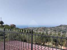 Foto casa vista mare con giardino