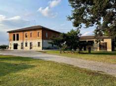 Foto casale in campagna con 2 appartamenti