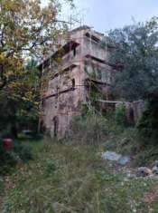 Foto Casale rustico con terreno agricolo