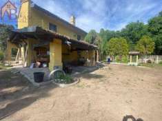 Foto Cascinale con parco e piscina