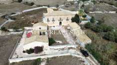 Foto Caseggiato con terreno in vendita a Ragusa