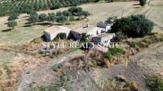 Foto Caseggiato rurale con terreno in vendita in Sicilia