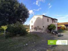 Foto Castellina - Rif. R1273. Zona collinare. A pochi chilometri dal are e dai principali centri urbani, casa singola, bifamiliare, composta da due apparta