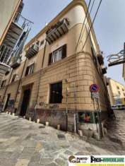 Foto centro storico, Piazza Santa Chiara, locale commerciale ideale come investimento