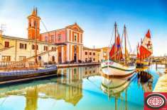 Foto CESENATICO: casa abbinata ai lati DA RISTRUTTURARE con GIARDINO PRIVATO e POSTI AUTO - vista portocanale