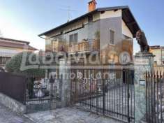 Foto COCQUIO TREVISAGO casa con due appartamenti