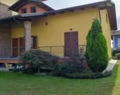 Foto Di recente costruzione libera su tre lati. Al piano rialzato troviamo: ingresso in sala, cucina abitabile, disimpegno, bagno e lavanderia, due camere