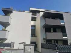 Foto DUE LEONI | Open space con giardino | Posto auto