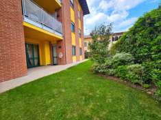 Foto Elegante quadrilocale con giardino e box doppio
