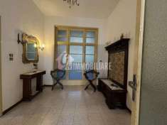 Foto Elegante villa singola con spazi generosi e giardino privato