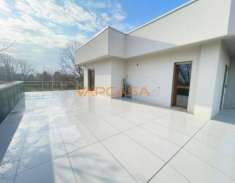 Foto Esclusivo Attico Moderno con Terrazza Panoramica a Livello