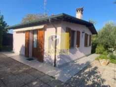 Foto Fabbricato indipendente con ricovero attrezzi e terreno agricolo di 4.910 mq.