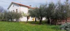 Foto Fano bellocchi
proponiamo in vendita porzione di casa bifamiliare tagliata in verticale sviluppata su tre livelli fuori terra con ampio scoperto esclu