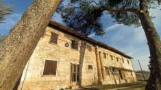 Foto Fossombrone a pochi km dal centro cittadino, facilmente raggiungibile dal principale asse viario della strada consolare flaminia, posizionato su un'al