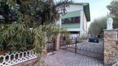 Foto Fossombrone non molto lontano dal centro cittadino proponiamo in vendita immobile completamente indipendente con ampio giardino pertinenziale, facilme