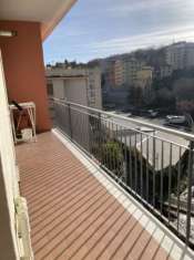 Foto Genova (Fegino). 6 vani, poggiolo, terrazzo.