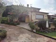 Foto Immersa nel verde delle colline di Camaiore vendesi splendida villa con piscina .La casa  su 3 piani dove troviamo: un ampio  ingresso su sala grande