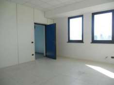 Foto Immobile di 300 m con 1 locale in affitto a Rho