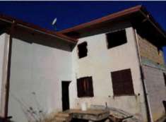 Foto Immobile in asta di 191 m in vendita a Luzzi