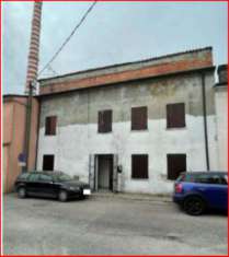 Foto Immobile in asta di 194 m con 4 locali in vendita a Ostiglia