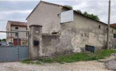 Foto Immobile in asta di 440 m con 5 locali e box auto in vendita a Castagnaro