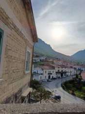 Foto In antico palazzo di tufo ampio locale trivani