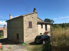 Foto In un piccolo villaggio nel comune di Sorano , vendiamo Rustico indipendente con terrazzo e terreno di 500m , l'immobile costruito in pietra e restaur