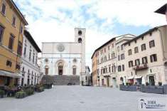 Foto in Vendita, 6 Locali, 200 mq, Todi