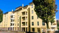 Foto In zona centrale proponiamo in vendita esclusiva luminoso appartamento di due locali con balcone, sovrastante ampio sottotetto, cantina e box.
L'immob