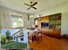 Foto La bifamigliare spaziosa Casa abbinata ad un lato con giardino su tre lati
