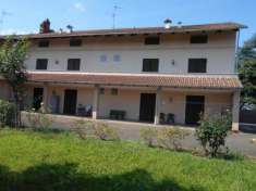 Foto Le due abitazioni sono entrambe composte da ingresso in soggiorno, cucina abitabile, bagno e vano scala al piano terra; primo piano con disimpegno, du