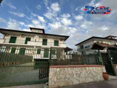 Foto LICOLA - VILLA CON PISCINA PRIVATA E GARAGE