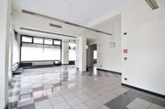 Foto Locale commerciale con vetrine angolari nel cuore del centro cittadino